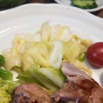 キッチン ブルー グローブ - 備え付け野菜のアップ