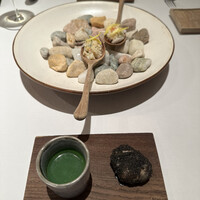 スブリム - ❶アミューズ
                    ・蛤、竹炭のフリット
                    ・蛤の出汁の春菊のスープ
                    ・ズワイガニ