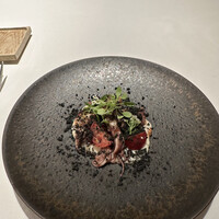 スブリム - ❷ホタルイカ、燻製をかけたジャガイモのソース、ミニトマト、黒胡麻。