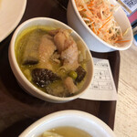 恵比寿 ガパオ食堂 - スープとサラダ、グリーンカレーの欲張りセット