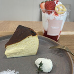 TRIBECCA CAFE - バスクチーズケーキ(590円)とストロベリーホワイトフラペチーノ(840円)