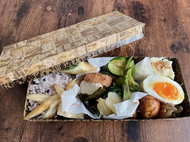 < Waki Saisai > Kiri