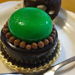 Cafe MythiQue - チョコの帽子をオープン！エメラルドグリーンのピスタチオのムースがこんにちは