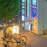 Ramen Maze Soba Arashi - 歩道から見たお店の入り口です
