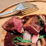 ラチュレ - 食べてみたくてリクエストしていた鳩は鴨のような肉色☆* やわらかくて弾力もあってしっとりしていて。脳みそやササミやモツ部位、骨付き部位は骨をこそげて名残惜しみながら堪能させていただきました.｡.:*♡