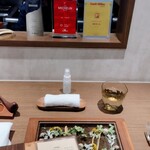 ラチュレ - ゴエミヨ次のグランシェフ賞、ミシュラン一つ星、食べログアワードの盾たち。隣は何かジビエの牙。