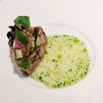 ラチュレ - 山形ダシイメージのトッピングとソースがさっぱりいただけた初鰹のグリエ。ジビエはしっかり系のお味の傾向あるから、気分も変わって嬉しかったし厚切り初鰹新鮮で美味しかったです