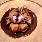 ラチュレ - 茨城県産鳩ロティサルミソースこごみと何か茸。コクのあるサルミソース深みのある味わい美味しい☆*(^-^) まるっと一羽分すごく贅沢にジビエの尾頭つき、それぞれ部位ごと異なる味わい素晴らしい大満足!!
