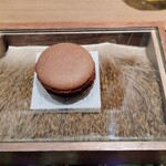 ラチュレ - 卵白の代わりに鹿の血使がわれたマカロン。甘じょっぱい味わいでコクあり、けど血っぽくはあまり感じなかったような(^^) 赤ワインが進みそうな味わい、次は赤ワインスタートしようかしら