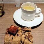 ラチュレ - 熊の脂使われたフィナンシェ。ひと口サイズが私に嬉しい♡ フレッシュのカモミールティーも選んで良かった美味しさでした