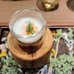 ラチュレ - ゴロゴロ入っていて嬉しかった猪のベーコン入り冷製新玉ねぎポタージュ。トッピングのフライドオニオンいい風味ゴロゴロベーコンとても美味しい☆*✩ポタージュの甘みも玉ねぎ感じられて美味しかった～