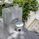 ブリコラージュ ブレッド アンド カンパニー - ゴールデンウィーク中日の一応平日5/2 に。いつものブリコラージュブレッドとディンケルそれぞれ1/4ずつと本日コーヒー真ん中のサイズをテイクアウトで。いつもありがとうございます☆