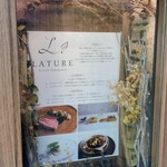 ラチュレ - 通り側の案内。