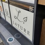 ラチュレ - 建物の看板。