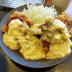 Karayama - お店仕込みのタルタルソースが自慢の逸品。粗く刻んだ玉ねぎとゆで卵の食感が更に良くなった気がします。ヨメさん曰く、このタルタルに七味バンバンでさらなる旨さが増してくるんだそうだ。試して見る価値あり。