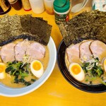 Ajiou - 味王特製ラーメン　右・並　左・中盛