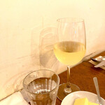 ビストロ カフェ デリ ポキナ369 - 白ワイングラス