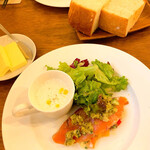 ビストロ カフェ デリ ポキナ369 - オードブル　サーモンカルパッチョ、新玉ねぎポタージュ　バターがたっぷり、またこのバターが美味しすぎます。