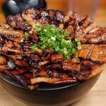 炭焼豚丼 豚野郎 - 大豚丼　綺麗に盛り付けられている