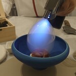 Maison DIA Mizuguchi - ガン型の機械でスモークの入ったしゃぼん玉を作ってる
      ちなみにしゃぼん玉は海藻由来のアルギン酸とのこと
      
      洗剤では無いですと他のお客さんを笑わせてみえた