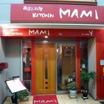 MAMI - お店の概観です。私が好きな赤を基調としていますね。