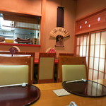 Shusai Kukon - テーブル席からオープンカウンターを見る