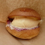 CALVA - 温めたブリオッシュにフランボワーズのソースとバニラアイス　１００円！