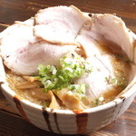 麺や和 - 和ラーメンと並ぶ人気商品。特大の群馬県産豚バラ肉が豪快に乗った食べごたえ満点の一杯
