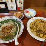 Yokohama - ミニセット720円の台湾ラーメンに麻婆飯に唐揚げに杏仁豆腐。