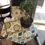 洋食喫茶かんぱーにゃ - 入口 メニュー•ガジュマル•インテリアファブリック