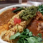 スパイスカレー ダルマ - ダルマスペシャル2号　チキン　豆　パクチー