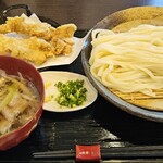Udon Ya Kazu - 肉汁うどん(冷)　850円&かしわサクサク天　400円