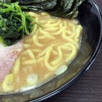 Ramenya Fujisawa - 豚骨強めで甘みも強いスープ。