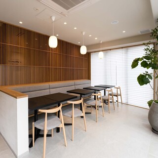 明るく開放感ある落ち着いた空間