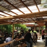 山越うどん - セルフでお庭席へ。持ち帰りや全国配送のコーナー有り。