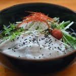 Isehara - 「塩梅ラーメン」。暑い季節、糸唐辛子と梅干しの「赤」に、シャキシャキ「緑」が映える。お肉の「白」は清涼感いっぱいの「冷やし麺」！