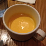 ランチコース（１，６００円）の甘い人参の冷製スープ
