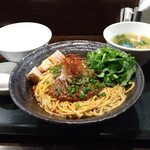 らぁ麺やまぐち 辣式 - 麻婆まぜそば大盛のセット(温玉・ライス大付)、えびワンタンスープ