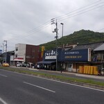 日の出製麺所 - 店前に40人程の列