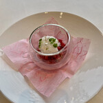 ナベノ-イズム - 島根県アグリみとの美都いちご、グラニテに濃厚なココナッツムース　マルガリータのカクテルイメージ