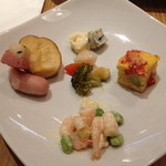 トラットリア コダマ - ランチコース（１，６００円）の前菜ブッフェの「ぷりぷり海老と枝豆のバジルビネグレット・彩り野菜のピクルス・新ジャガ芋と自家製ソーセージ・イタリアンオムレツフリッタータ・カマンベール・ブルーチーズ」