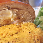 バンビーノコーヒーコウベ - クリームチーズ。どーーーん玉子。