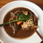 三匹の猫 - 牛すじシチュー