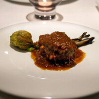 ヴォーロ・コズィ - 牛すね肉ステーキとズッキーニ包みハンバーグ