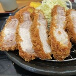 とんかつ 栄ちゃん - レフトサイド。赤みの旨みにズッキュン。