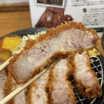 とんかつ 栄ちゃん - 熱々の右端。これを最初にいただく瞬間が大好き