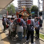 カフェ マル - 秋葉神社のお祭りで店の前に御神輿がやってきました。