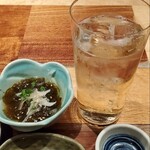 無垢とうや - お通しのもずく酢とハイボール