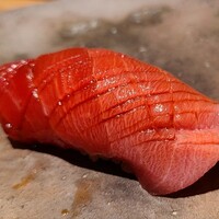 鮨 やくしどう - ②本鮪中トロ(宮城県塩釜産、138kg、やま幸)
                    本鮪の産卵は春～夏、旬は初秋～冬
                    きめ細かく入った脂のサシが美しい、脂が溶けて旨みが拡がります
                    室温で20分は馴染ませて握るとより良くなる