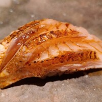 鮨 やくしどう - ⑩炭直押し赤鯥【別称:ノドグロ】
                    産卵は初夏~秋、旬は秋~晩冬
                    炭を直押して焼き目と香り付けも良いけど、やっぱり炭を網に載せて炙って欲しい
                    直押しでは脂の旨みが活性化しない